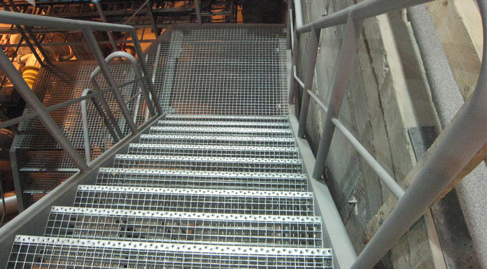 Ступени из решетчатого настила.