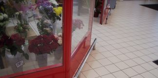 Защитные ограждения для стеклянных витрин в магазинах