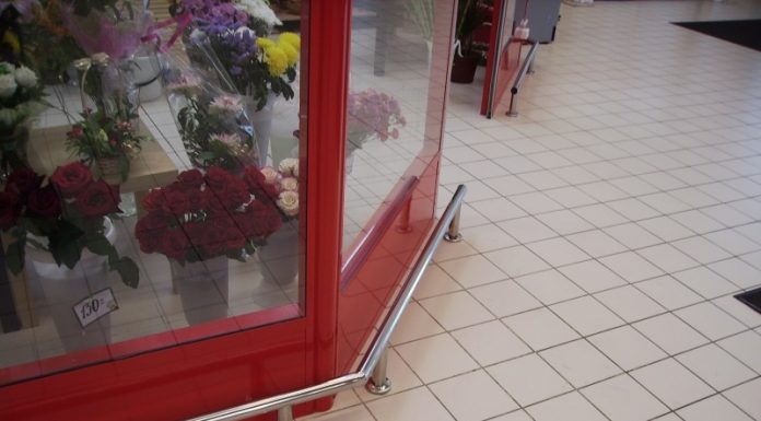 Защитные ограждения для стеклянных витрин в магазинах