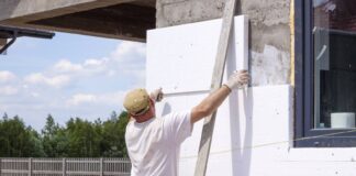 Почему утепление дома пенопластом доверяют специалистам