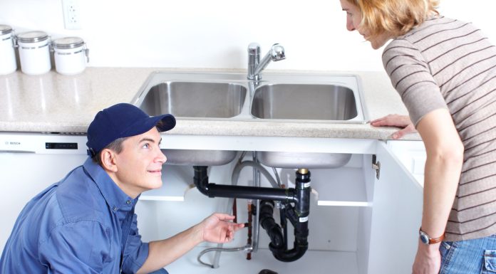 Какие услуги сантехников целесообразнее заказать у профессионалов