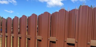 Чем забор из штакетника удобен для частного дома