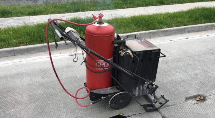 Оборудование для заливки швов битумом: ручные заливщики швов битумом