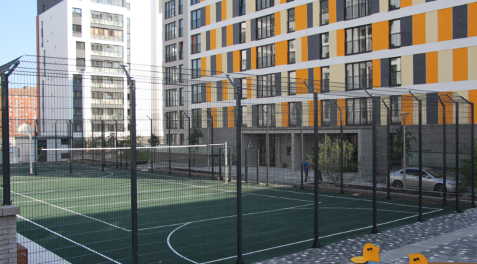 Сетчатые ограждения: безопасность и функциональность для спортивных объектов