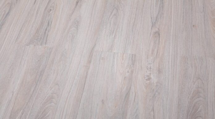 Сравнение SPC плитки с ламинатом и кварц-винилом: что лучше?